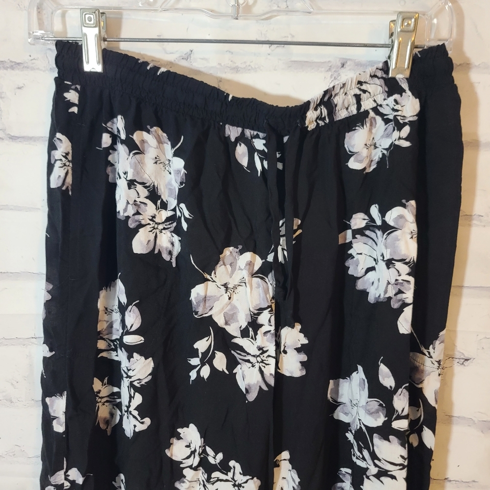 Simply Vera Floral Lightweight Capri Pants Med - Picture 5 of 5